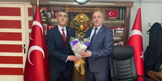 Kasaplar, MHP İzmit’e çiçekle gitti