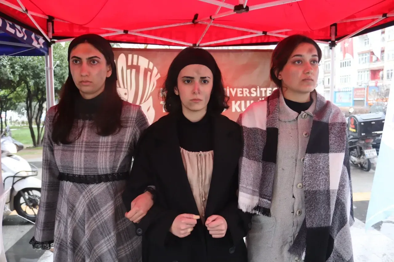 İzmit Belediyesi'nden canlı heykel sergisi