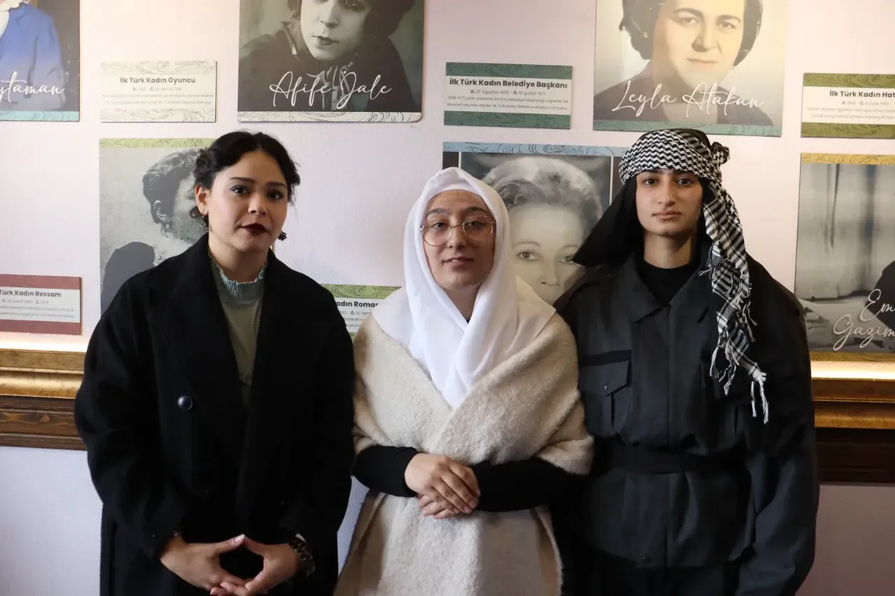 İzmit Belediyesi'nden canlı heykel sergisi