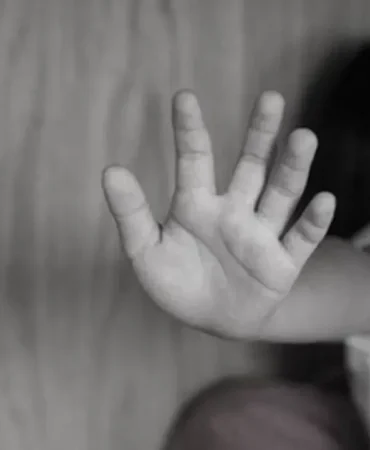 5-yasindaki-kizi-camide-istismar-etti-1