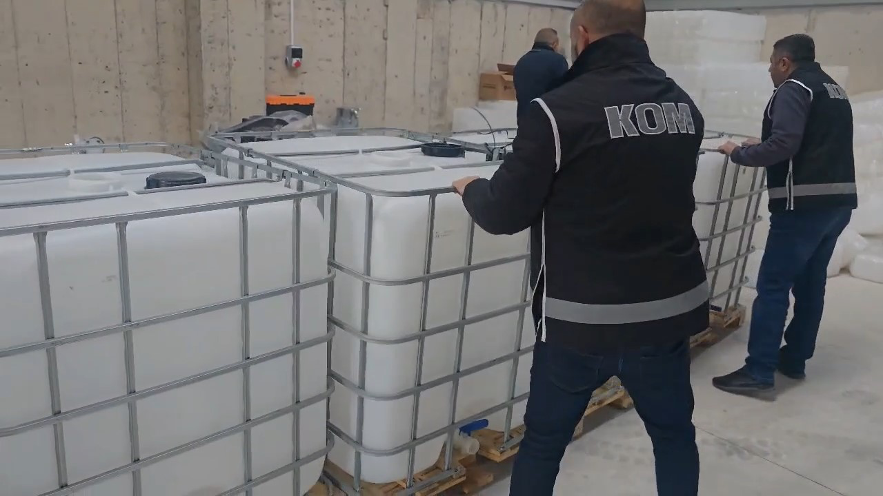 Kocaeli'de Kaçak Alkol Üreten Şebeke Çökertildi
