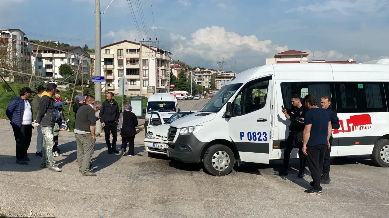 İzmit'te Servis Aracıyla Otomobil Çarpıştı: Sürücü Gözyaşlarıyla O Anları Anlattı