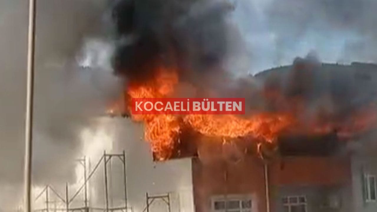 Körfez’de Çatı Yangını! Alevler Binayı Sardı