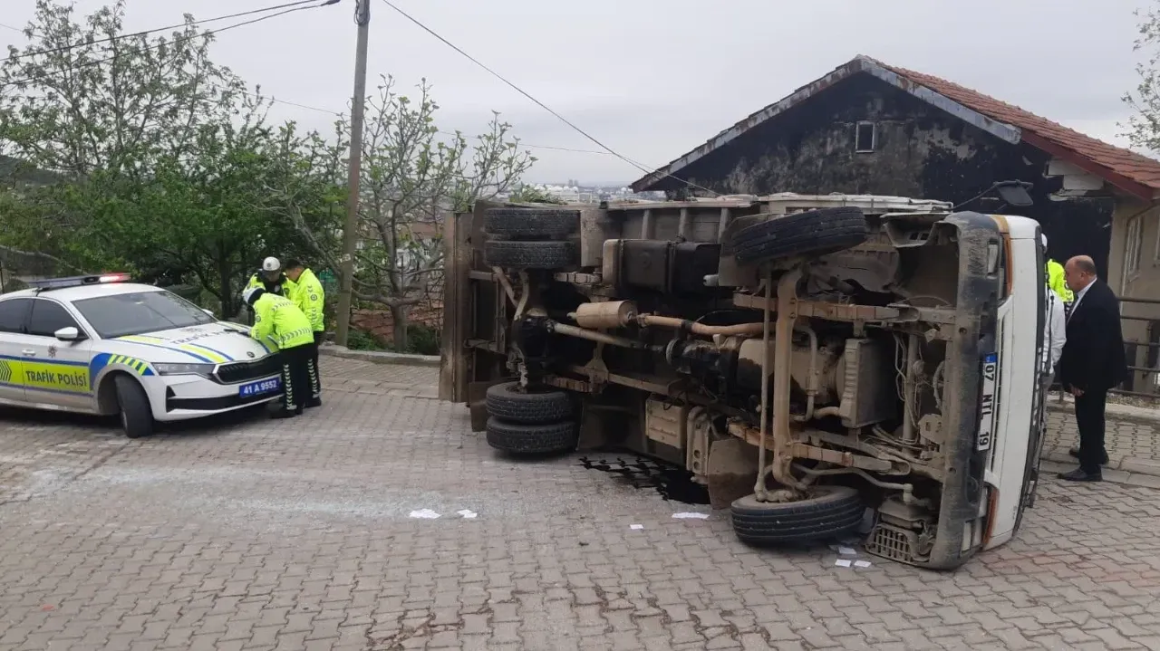 Freni Boşalan Kamyonet Dehşet Saçtı: Sürücü Yaralandı