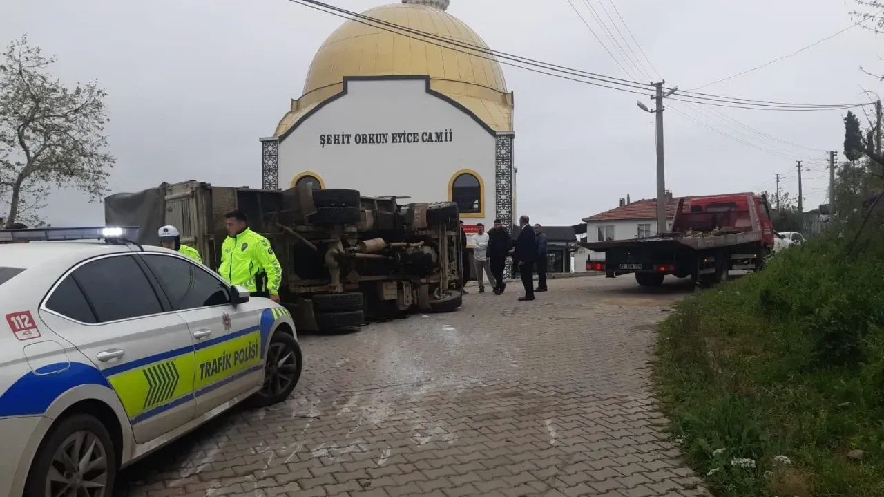 Freni Boşalan Kamyonet Dehşet Saçtı: Sürücü Yaralandı