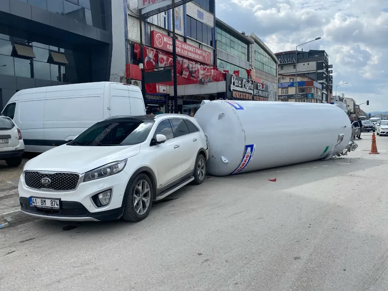 Ehliyetsiz Sürücünün Kullandığı TIR’dan Gaz Tankeri Düştü