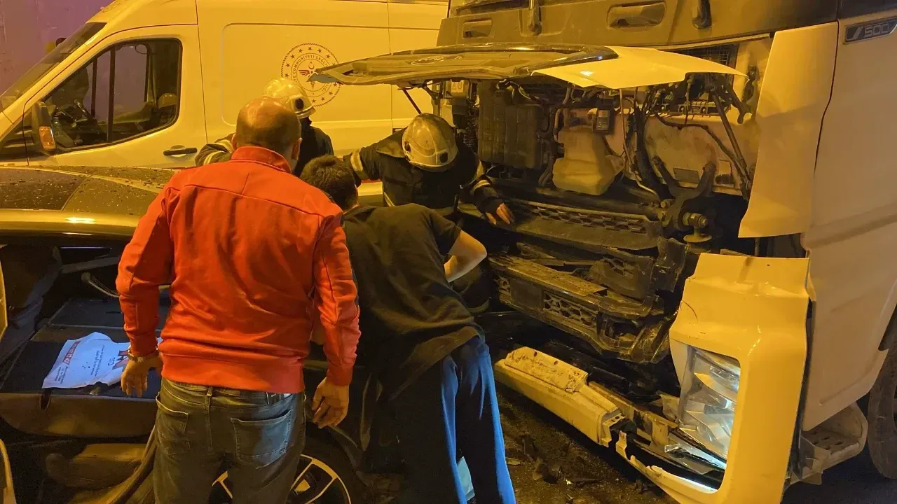 TEM Otoyolu’nda Zincirleme Kaza: 8 Araç Çarpıştı, 8 Yaralı