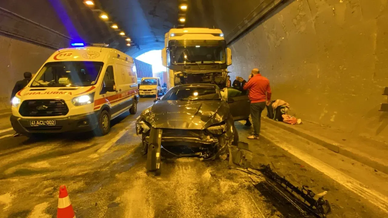 TEM Otoyolu’nda Zincirleme Kaza: 8 Araç Çarpıştı, 8 Yaralı