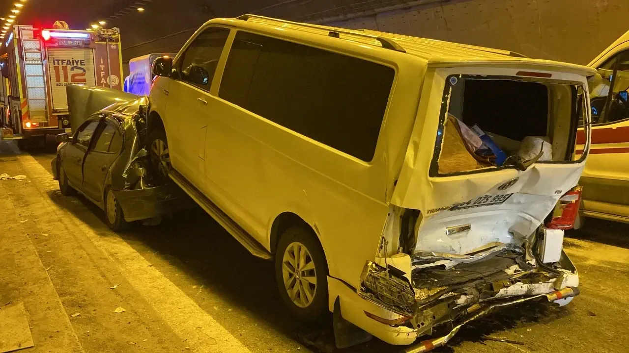 TEM Otoyolu’nda Zincirleme Kaza: 8 Araç Çarpıştı, 8 Yaralı
