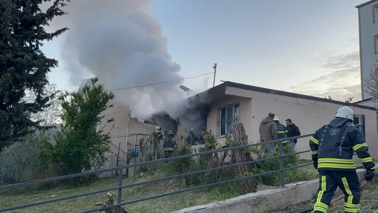 Derince’de Ev Yangını: 91 Yaşındaki Kadın Son Anda Kurtarıldı