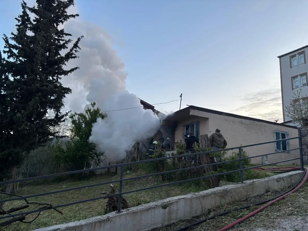 Derince’de Ev Yangını: 91 Yaşındaki Kadın Son Anda Kurtarıldı