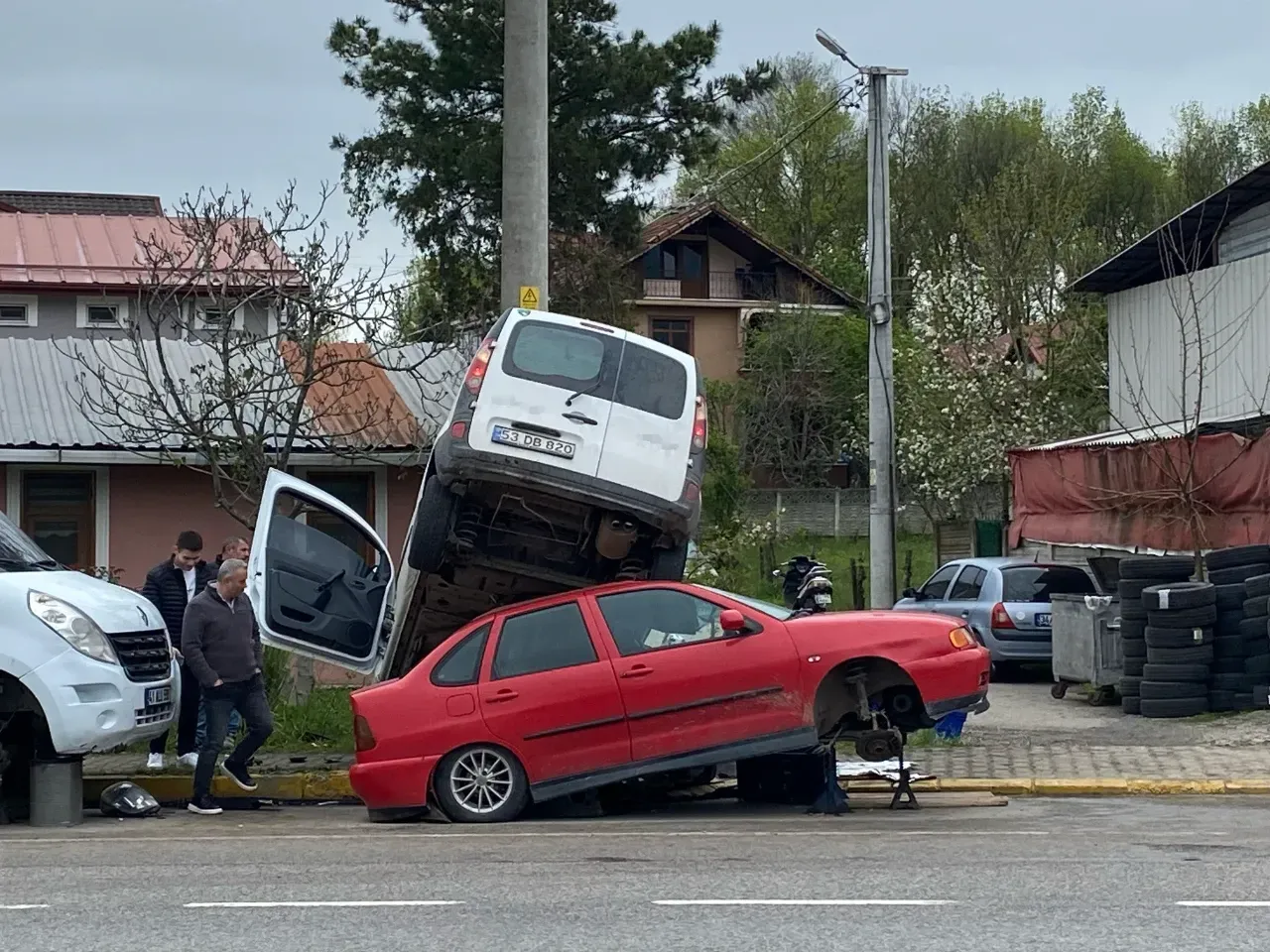 Alkollü sürücü, tamirde olan aracın üzerine uçtu: 3 yaralı