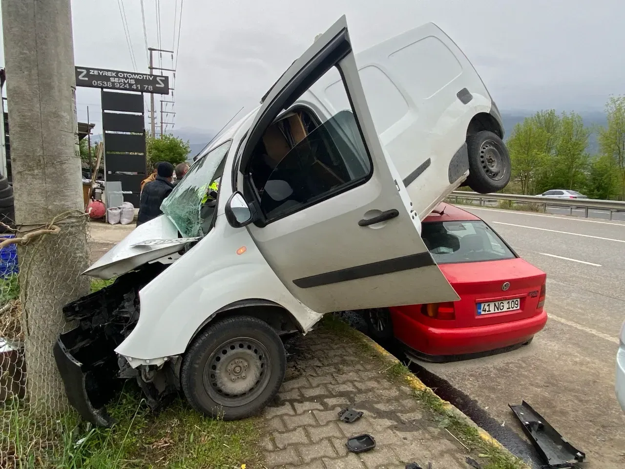 Alkollü sürücü, tamirde olan aracın üzerine uçtu: 3 yaralı