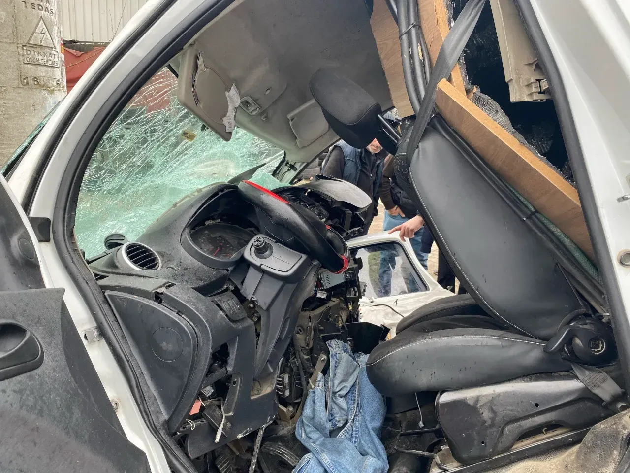 Alkollü sürücü, tamirde olan aracın üzerine uçtu: 3 yaralı