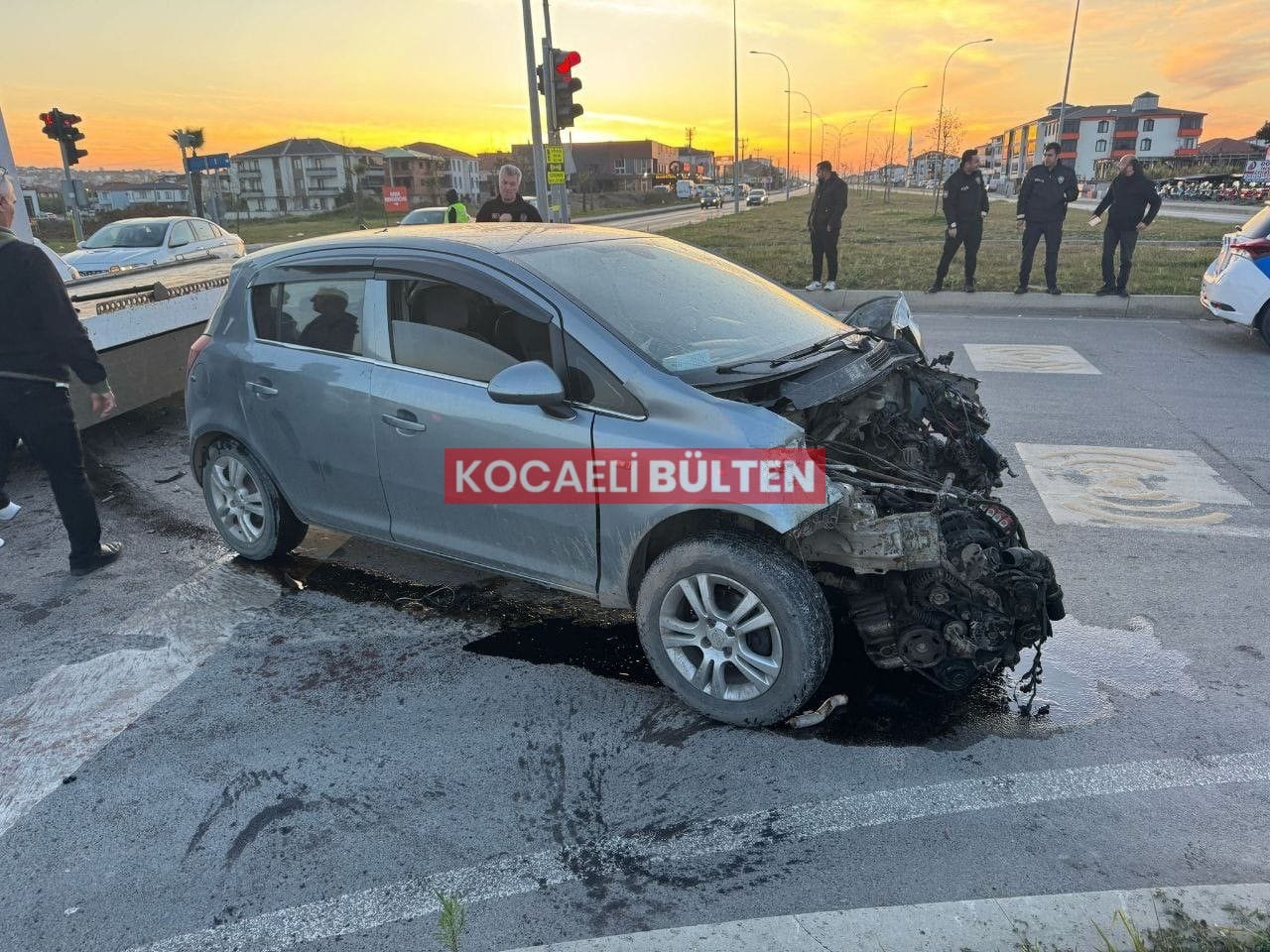 Yangına Giden İtfaiyeyle Otomobil Çarpıştı, 2 Yaralı