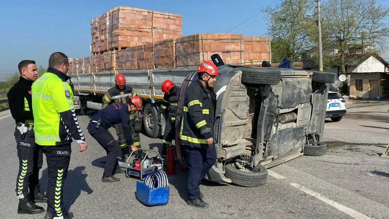 D-100’de Korkutan Kaza: Otomobil Tıra Ok Gibi Saplandı!