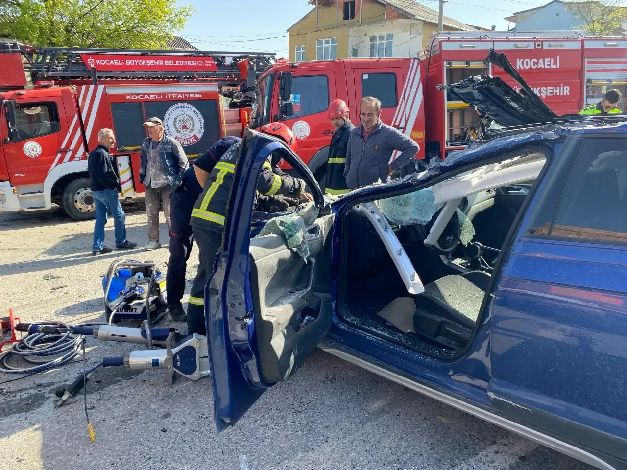 D-100’de Korkutan Kaza: Otomobil Tıra Ok Gibi Saplandı!