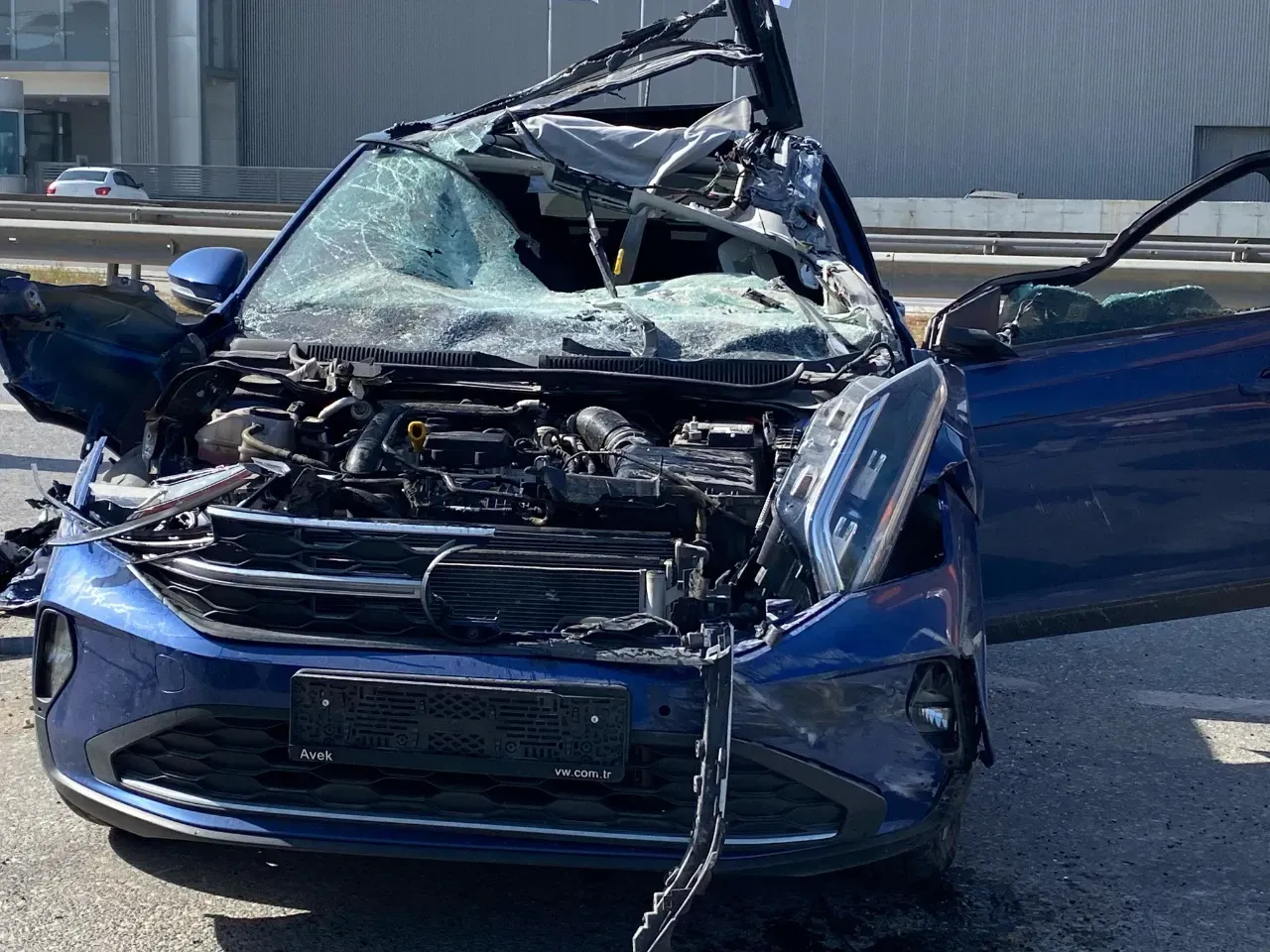 D-100’de Korkutan Kaza: Otomobil Tıra Ok Gibi Saplandı!