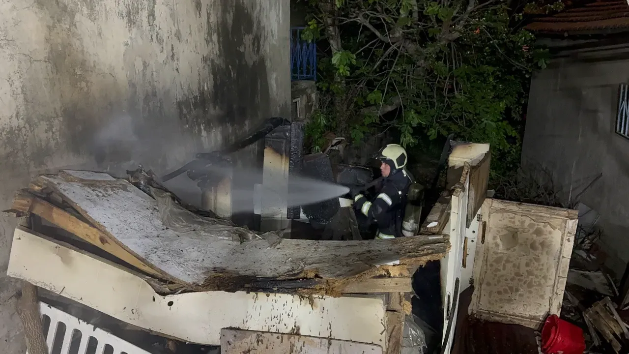 Gebze'de Gecekondu Kömürlüğünde Yangın