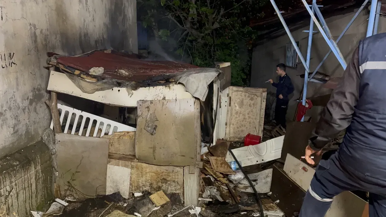 Gebze'de Gecekondu Kömürlüğünde Yangın