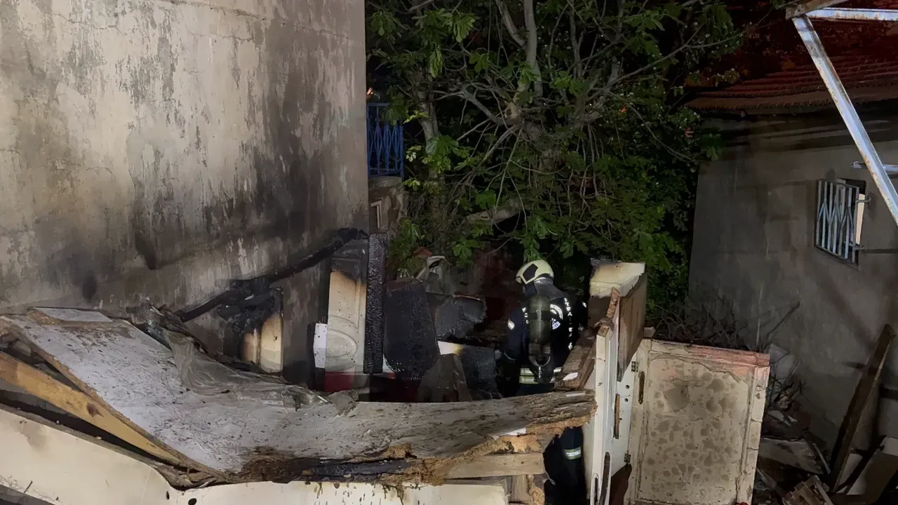 Gebze'de Gecekondu Kömürlüğünde Yangın