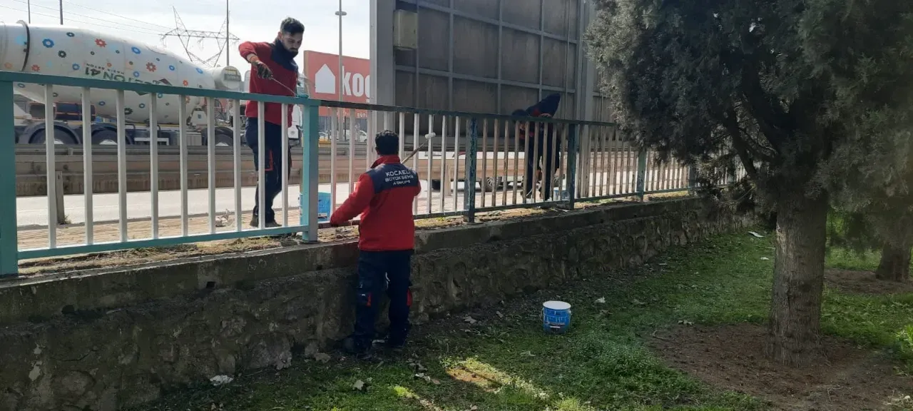 Büyükşehir Belediyesi, İzmit D-100 Karayolu'ndaki korkulukları yeniledi