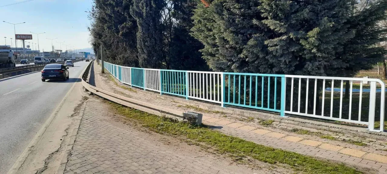 Büyükşehir Belediyesi, İzmit D-100 Karayolu'ndaki korkulukları yeniledi