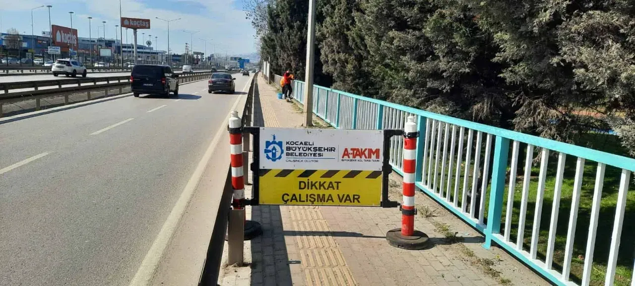 Büyükşehir Belediyesi, İzmit D-100 Karayolu'ndaki korkulukları yeniledi
