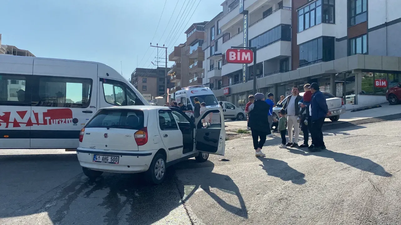İzmit'te Servis Aracıyla Otomobil Çarpıştı: Sürücü Gözyaşlarıyla O Anları Anlattı
