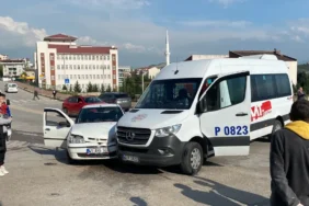 izmitte-otomobil-ve-servis-araci-carpisti-surucu-o-anlari-aglayarak-anlattiaw426458-03