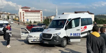 izmitte-otomobil-ve-servis-araci-carpisti-surucu-o-anlari-aglayarak-anlattiaw426458-03