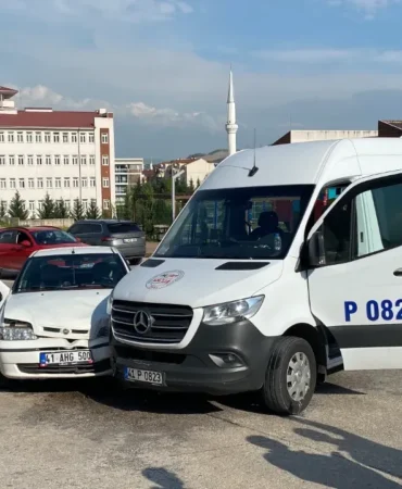 izmitte-otomobil-ve-servis-araci-carpisti-surucu-o-anlari-aglayarak-anlattiaw426458-03