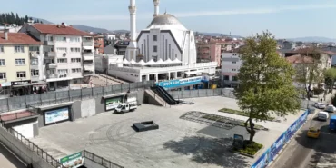 kuzey-metro-hatti-korfezrtay-hafif-rayli-sistem-projesi-icin-derince-kent-meydani-nin-etrafi-kapatildi