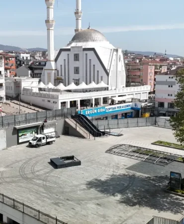 kuzey-metro-hatti-korfezrtay-hafif-rayli-sistem-projesi-icin-derince-kent-meydani-nin-etrafi-kapatildi