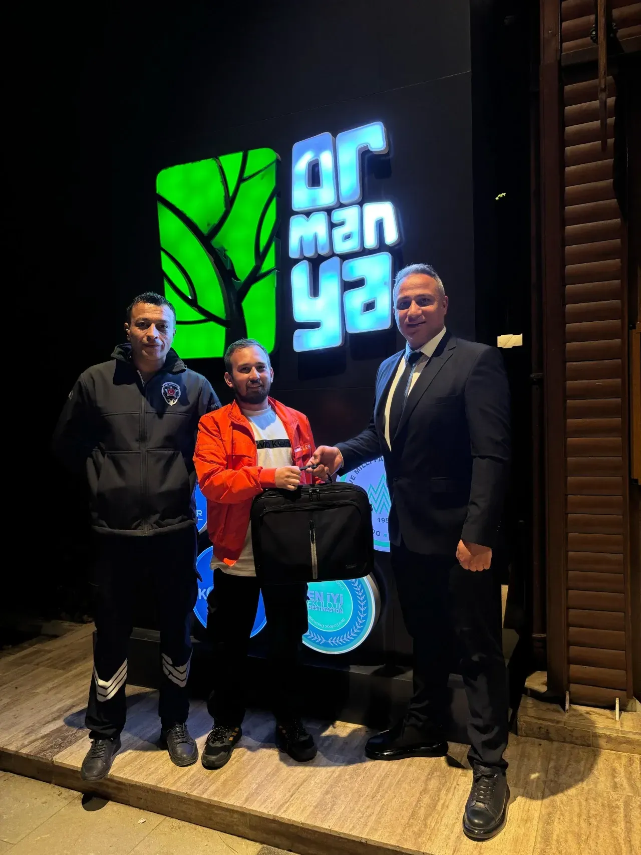 Ormanya'da para dolu çantayı kaybetti!