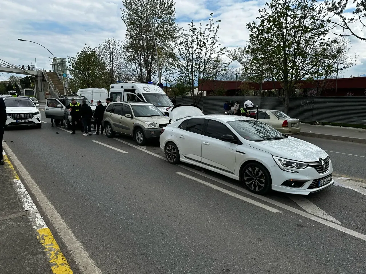 İzmit’te Trafik Kazası: Uzun Araç Kuyrukları Oluştu