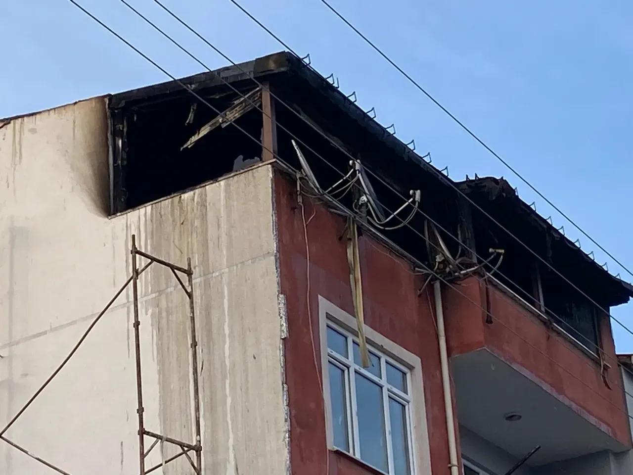 Körfez’de Çatı Yangını! Alevler Binayı Sardı