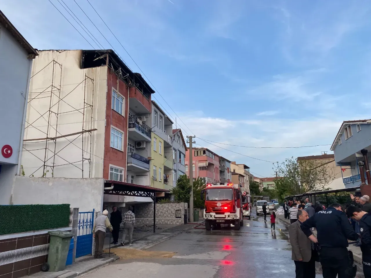 Körfez’de Çatı Yangını! Alevler Binayı Sardı