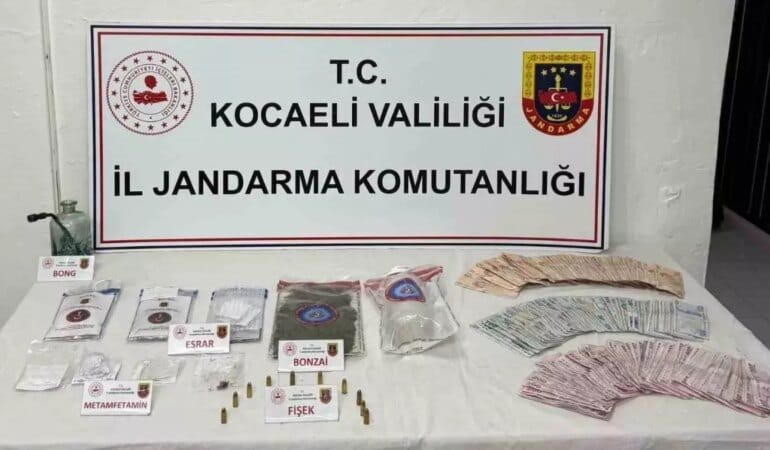 yolcunun-ustunden-ve-valizinden-7-kilo-uyustu-18504742_amp.jpg