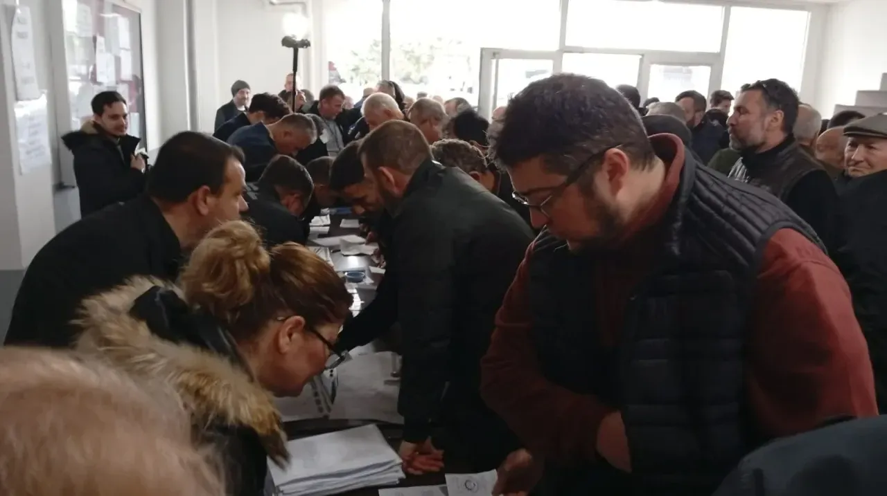 İzmit Sanayi Sitesi’nde Seçim Heyecanı: Üç Adaylı Kongreye Yoğun İlgi