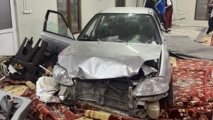 ALKOLLÜ SÜRÜCÜ CAMİYE DALDI: SABAH NAMAZINA GELENLER ŞOKE OLDU