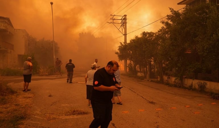 izmir-yangin-aa-2375206.jpg