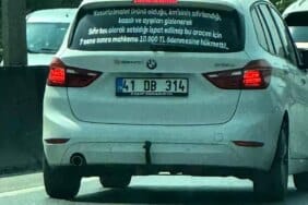 arabasinin-arkasina-yazdigi-yaziyi-goren-donu-19006351_amp.jpg
