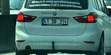 arabasinin-arkasina-yazdigi-yaziyi-goren-donu-19006351_amp.jpg