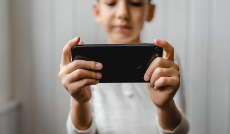cocuk-telefon-sinirlama-getty-2318444.jpg