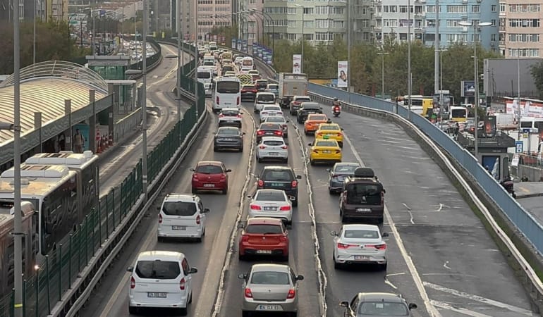 istanbul-trafik-aa-2395270.jpg