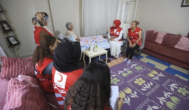 kizilay-gonulluleri-yasli-destek-aa-2396267.jpg