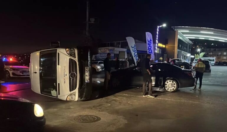 otomobille-carpisan-servis-minibusu-devrildi-19051849_amp.jpg