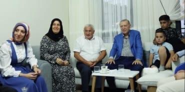 recep-tayyip-erdogan-depremzede-aile-aa-2395063.jpg