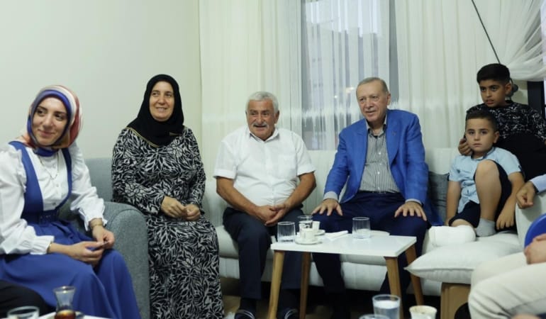 recep-tayyip-erdogan-depremzede-aile-aa-2395063.jpg